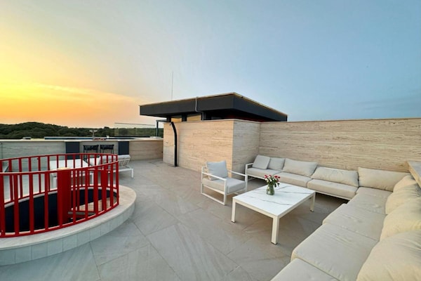 Foto van Three-Bedroom Penthouse with Infinity Pool (The Skyview Penthouse) - S4 - terrace