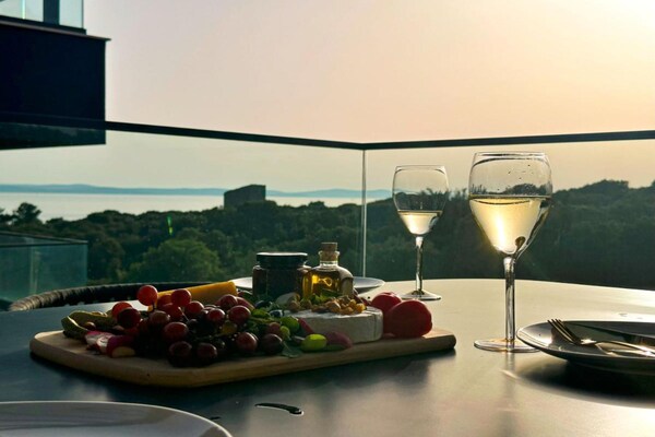 Foto van Three-Bedroom Penthouse with Infinity Pool (The Skyview Penthouse) - S4 - terrace