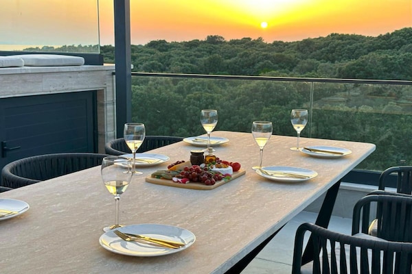 Foto van Three-Bedroom Penthouse with Infinity Pool (The Skyview Penthouse) - S4 - terrace
