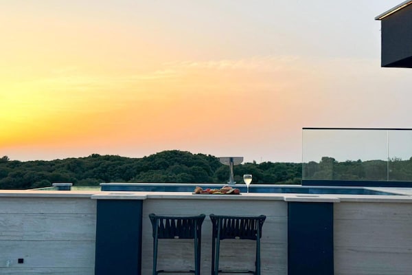 Foto van Three-Bedroom Penthouse with Infinity Pool (The Skyview Penthouse) - S4 - terrace