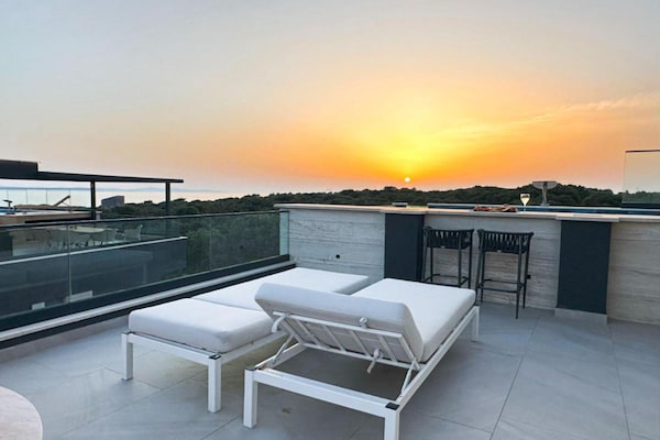 Foto van Three-Bedroom Penthouse with Infinity Pool (The Skyview Penthouse) - S4 - terrace
