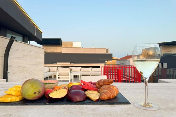 Foto van Three-Bedroom Penthouse with Infinity Pool (The Skyview Penthouse) - S4 - terrace