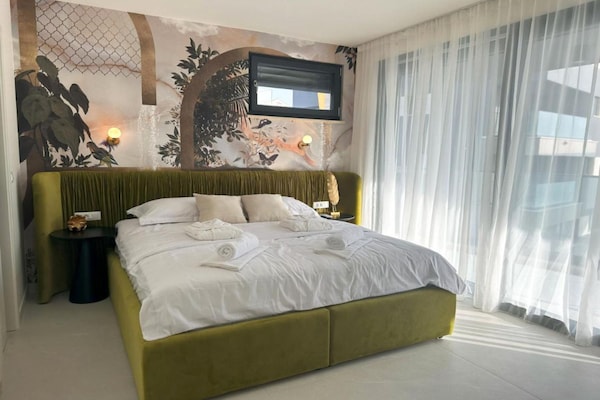 Foto van Three-Bedroom Penthouse with Infinity Pool (The Skyview Penthouse) - S4 - BedRoom