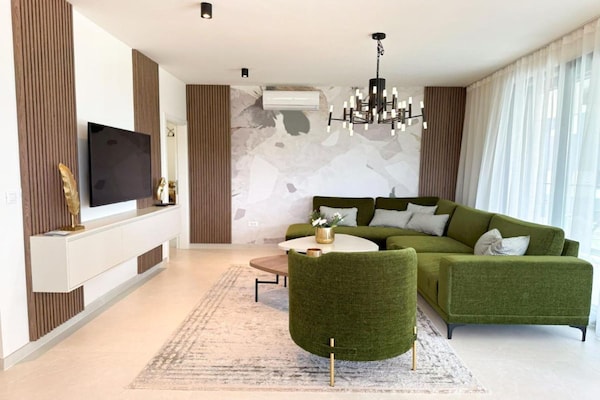 Foto van Three-Bedroom Penthouse (The Riviera Three) -S3 - Vakantiehuis in Kozino - LivingRoom