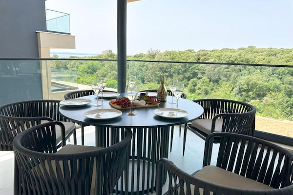 Foto van Three-Bedroom Penthouse (The Riviera Three) -S3 - Vakantiehuis in Kozino - DiningRoom