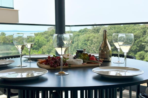 Foto van Three-Bedroom Penthouse (The Riviera Three) -S3 - Vakantiehuis in Kozino - DiningRoom