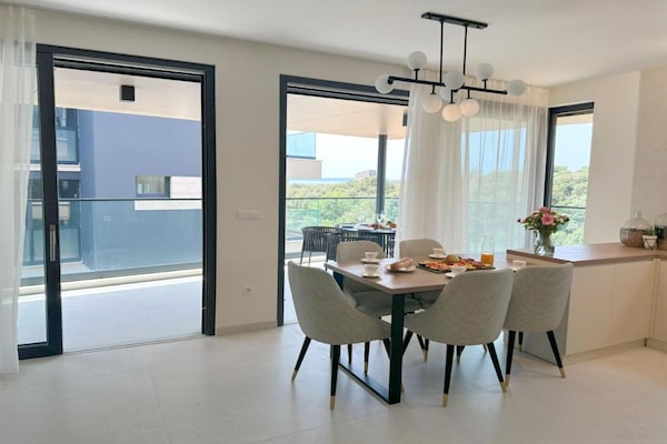 Foto van Three-Bedroom Penthouse (The Riviera Three) -S3 - Vakantiehuis in Kozino - Kitchen
