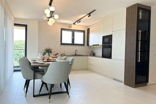 Foto van Three-Bedroom Penthouse (The Riviera Three) -S3 - Vakantiehuis in Kozino - Kitchen