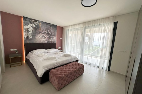 Foto van Three-Bedroom Penthouse (The Riviera Three) -S3 - Vakantiehuis in Kozino - BedRoom