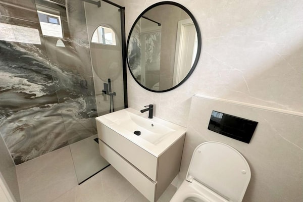 Foto van Three-Bedroom Penthouse (The Riviera Three) -S3 - Vakantiehuis in Kozino - BathRoom