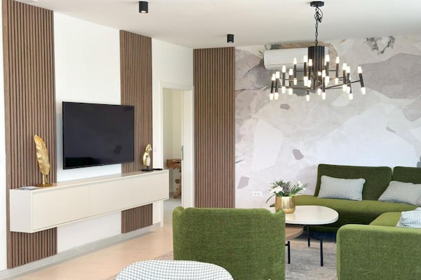 Foto van Three-Bedroom Penthouse (The Riviera Three) -S3 - Vakantiehuis in Kozino - LivingRoom