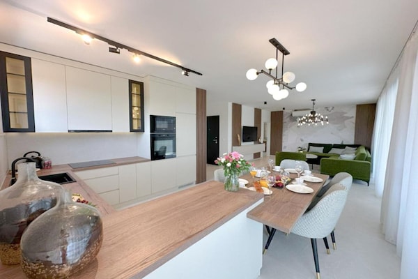 Foto van Three-Bedroom Penthouse (The Riviera Three) -S3 - Vakantiehuis in Kozino - LivingRoom