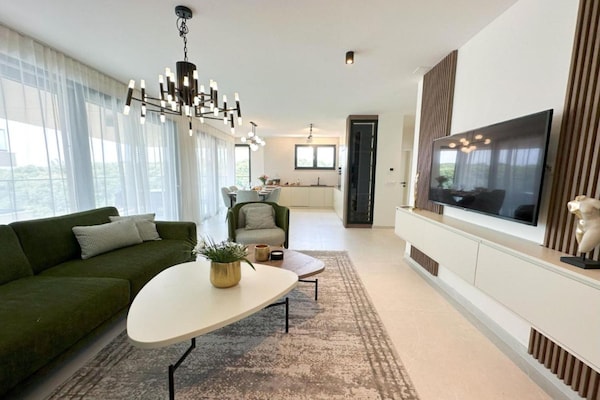 Foto van Three-Bedroom Penthouse (The Riviera Three) -S3 - Vakantiehuis in Kozino - LivingRoom