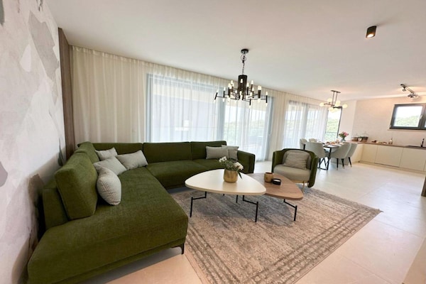 Foto van Three-Bedroom Penthouse (The Riviera Three) -S3 - Vakantiehuis in Kozino - LivingRoom