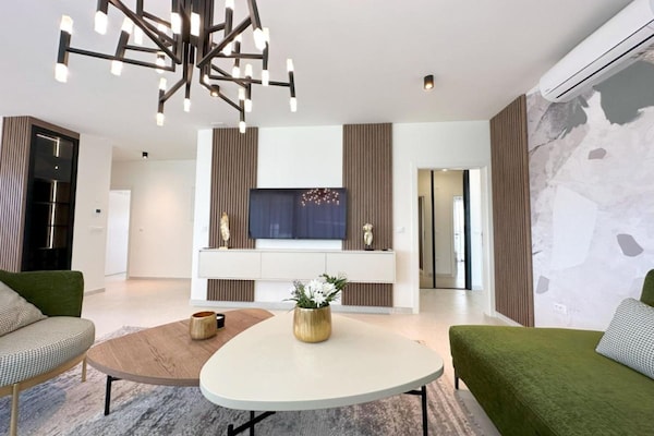 Foto van Three-Bedroom Penthouse (The Riviera Three) -S3 - Vakantiehuis in Kozino - LivingRoom