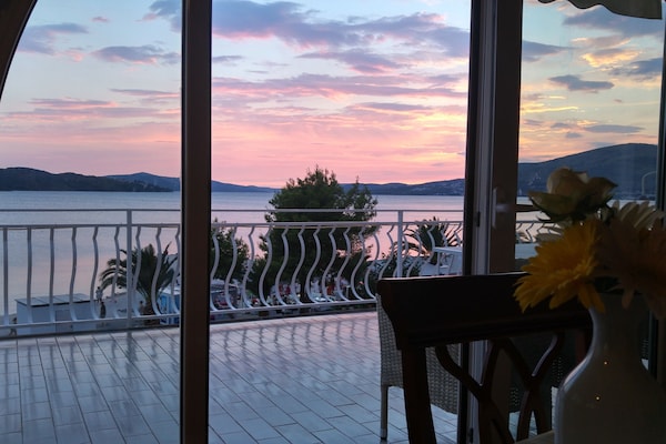 Foto van Three Bedroom Apartment with Sea View and Terrace - Vakantiehuis in Okrug Gornji - TerraceBalcony