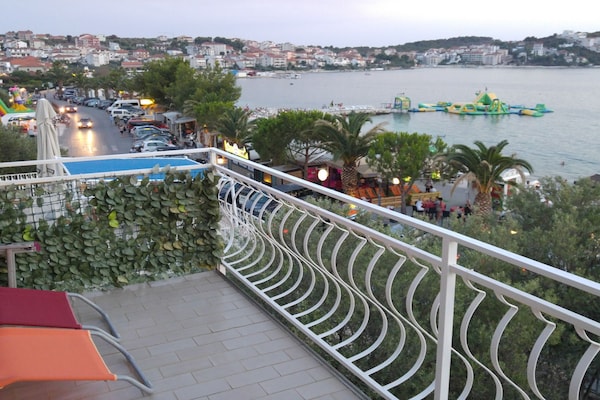 Foto van Three Bedroom Apartment with Sea View and Terrace - Vakantiehuis in Okrug Gornji - TerraceBalcony