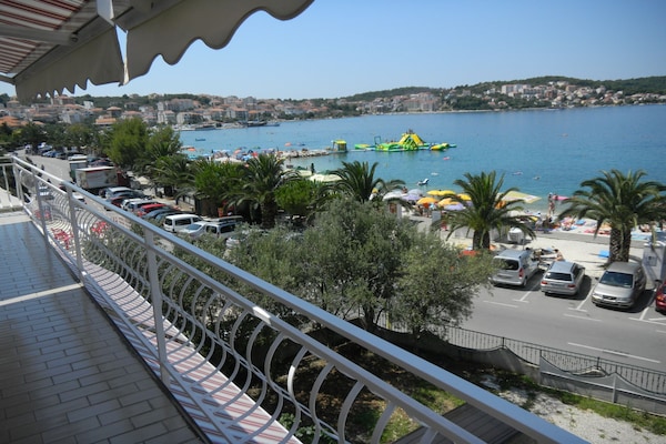 Foto van Three Bedroom Apartment with Sea View and Terrace - Vakantiehuis in Okrug Gornji - TerraceBalcony