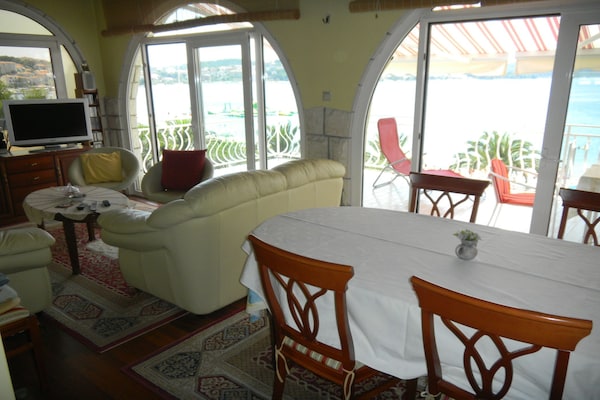 Foto van Three Bedroom Apartment with Sea View and Terrace - Vakantiehuis in Okrug Gornji - LivingRoom