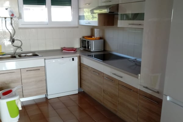 Foto van Three Bedroom Apartment with Sea View and Terrace - Vakantiehuis in Okrug Gornji - Kitchen