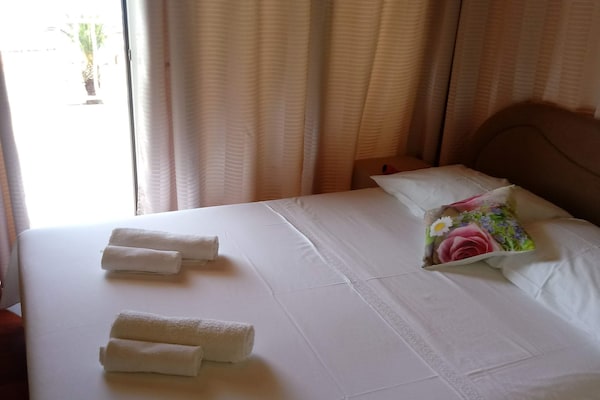 Foto van Three Bedroom Apartment with Sea View and Terrace - Vakantiehuis in Okrug Gornji - BedRoom