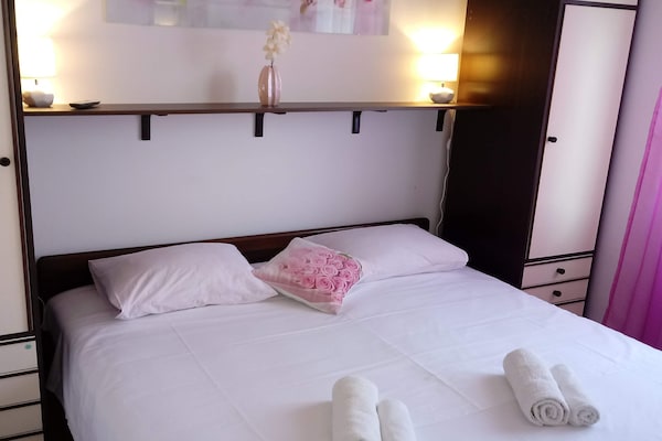 Foto van Three Bedroom Apartment with Sea View and Terrace - Vakantiehuis in Okrug Gornji - BedRoom