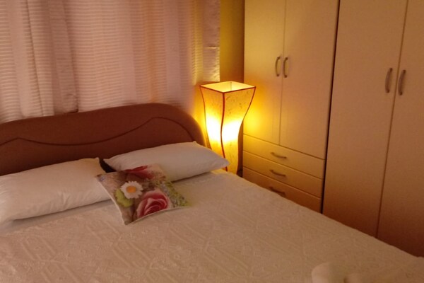Foto van Three Bedroom Apartment with Sea View and Terrace - Vakantiehuis in Okrug Gornji - BedRoom