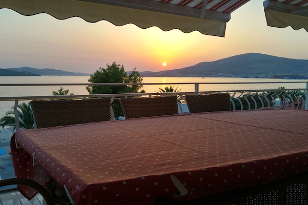 Foto van Three Bedroom Apartment with Sea View and Terrace - Vakantiehuis in Okrug Gornji - TerraceBalcony