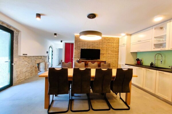 Foto van Private Oasis with Pool - Vakantiehuis in Lanisce - DiningRoom