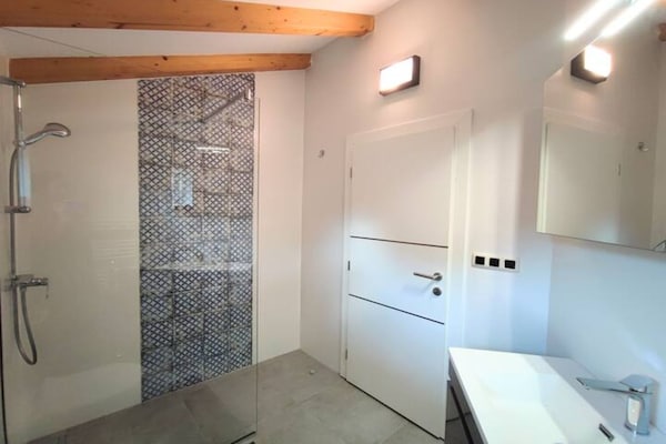 Foto van Private Oasis with Pool - Vakantiehuis in Lanisce - BathRoom