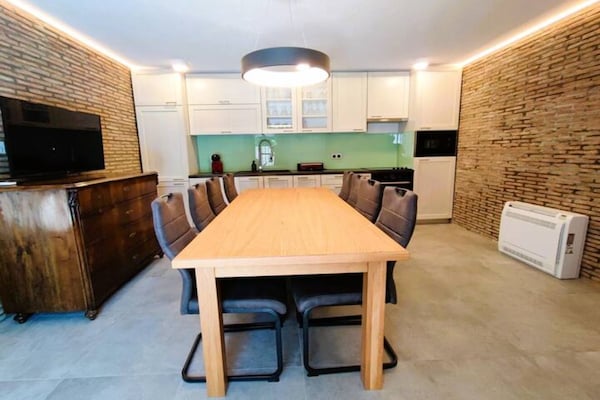Foto van Private Oasis with Pool - Vakantiehuis in Lanisce - DiningRoom