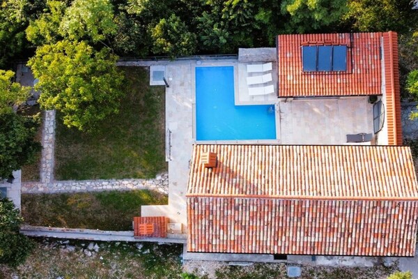 Foto van Private Oasis with Pool - Vakantiehuis in Lanisce - Outdoor