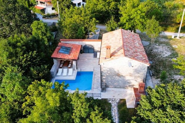 Foto van Private Oasis with Pool - Vakantiehuis in Lanisce - Outdoor