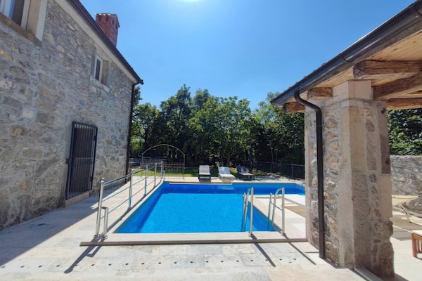 Foto van Private Oasis with Pool - Vakantiehuis in Lanisce - Pool