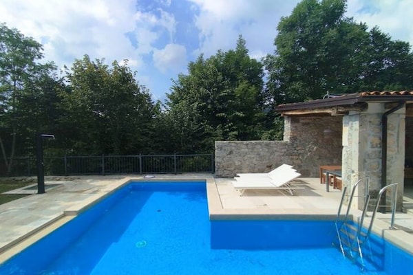 Foto van Private Oasis with Pool - Vakantiehuis in Lanisce - Pool