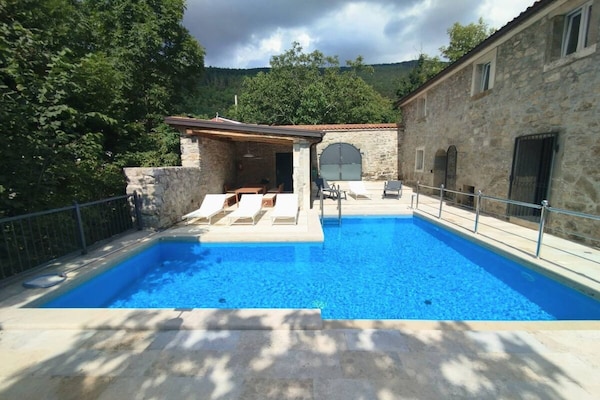 Foto van Private Oasis with Pool - Vakantiehuis in Lanisce - Pool