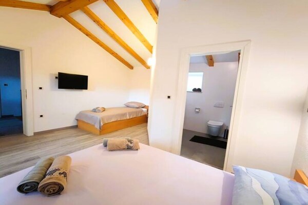 Foto van Private Oasis with Pool - Vakantiehuis in Lanisce - BedRoom