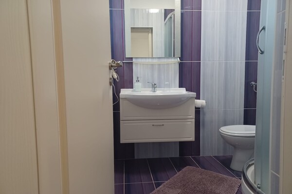 Foto van Three Bedroom Apartment With Terrace And Sea View - Vakantiehuis in Ist - BathRoom