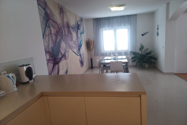 Foto van Three Bedroom Apartment With Terrace And Sea View - Vakantiehuis in Ist - DiningRoom