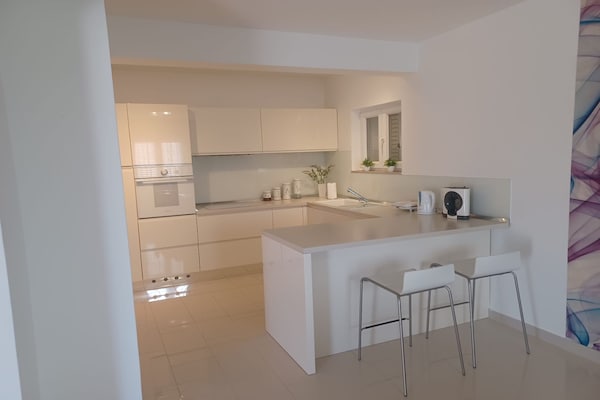 Foto van Three Bedroom Apartment With Terrace And Sea View - Vakantiehuis in Ist - Kitchen