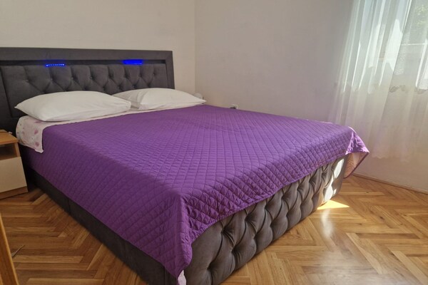 Foto van Three- Bedroom Apartment With Sea View (A3) - Vakantiehuis in Trogir - BedRoom