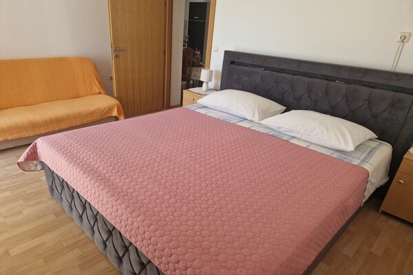 Foto van Three- Bedroom Apartment With Sea View (A3) - Vakantiehuis in Trogir - BedRoom
