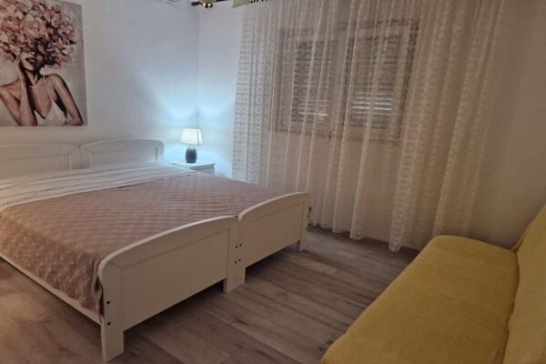 Foto van Three- Bedroom Apartment With Sea View (A3) - Vakantiehuis in Trogir - BedRoom