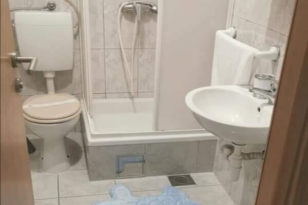 Foto van Three- Bedroom Apartment With Sea View (A3) - Vakantiehuis in Trogir - BathRoom