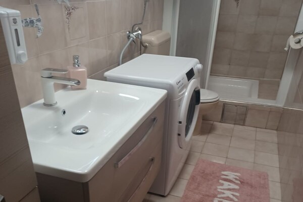 Foto van Three- Bedroom Apartment With Sea View (A3) - Vakantiehuis in Trogir - BathRoom