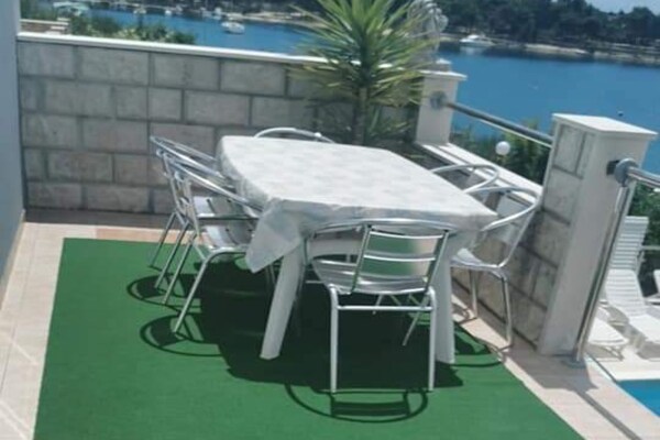 Foto van Three- Bedroom Apartment With Sea View (A3) - Vakantiehuis in Trogir - TerraceBalcony