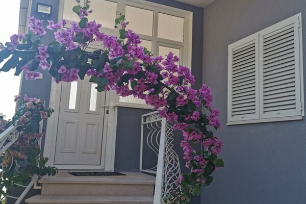 Foto van Three- Bedroom Apartment With Sea View (A3) - Vakantiehuis in Trogir - GardenSummer