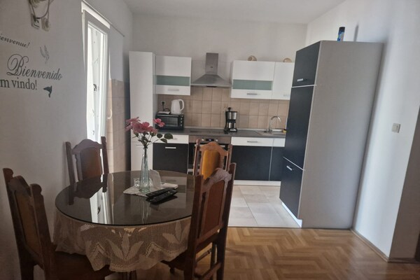 Foto van Three- Bedroom Apartment With Sea View (A3) - Vakantiehuis in Trogir - DiningRoom