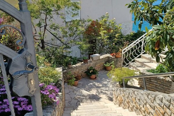 Foto van Three- Bedroom Apartment With Sea View (A3) - Vakantiehuis in Trogir - GardenSummer