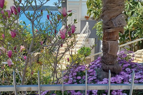 Foto van Three- Bedroom Apartment With Sea View (A3) - Vakantiehuis in Trogir - GardenSummer